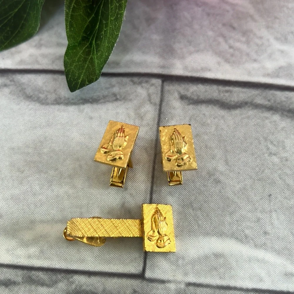 Vintage 1960’s Praying 🙏🏽 Hands cuff links & tie clip bar Christian, catholic